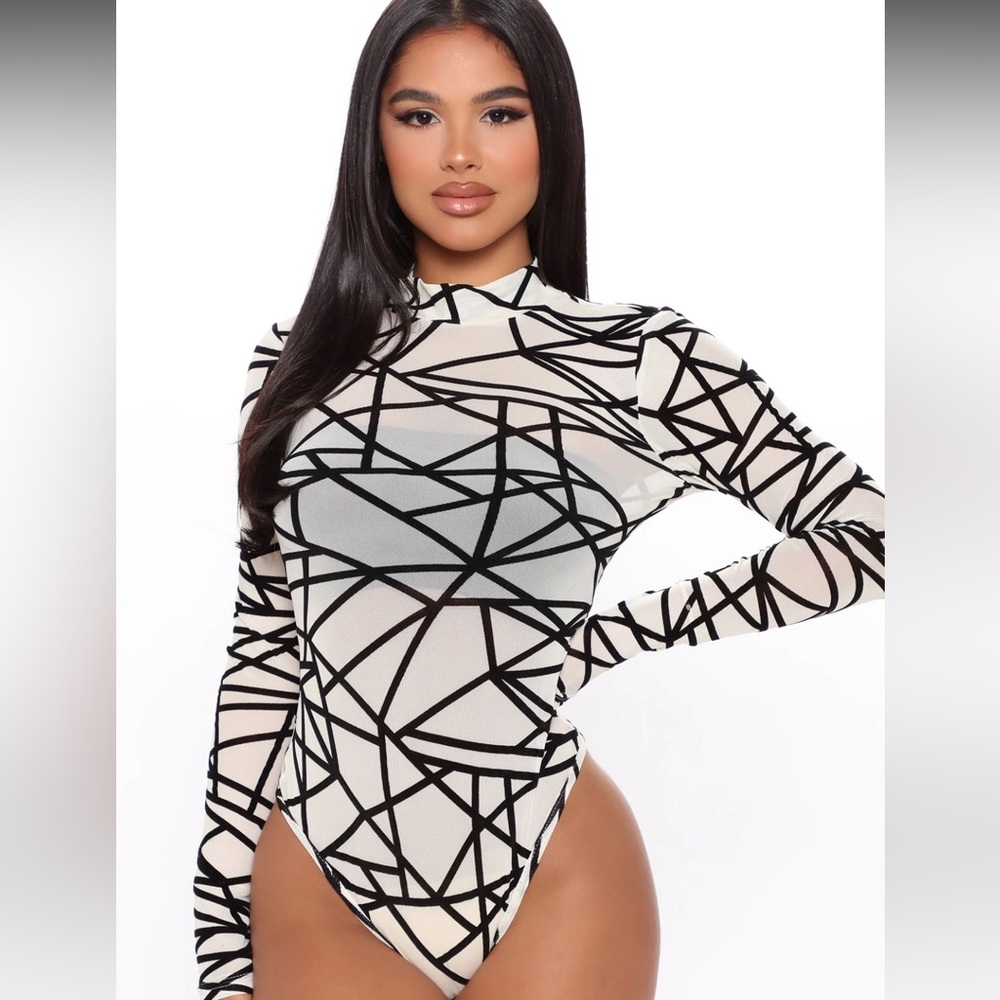 Fashion Nova white & black bodysuit size M